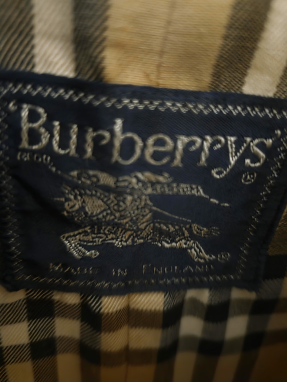 Burberry Classic Beige Double-Breasted Trench Coat with Belt - Picture 5 of 9